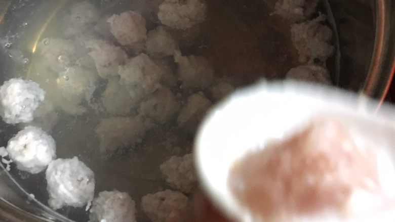 鱼肉丸,水煮开之后,搞成丸子,瓢起来之后捞起
