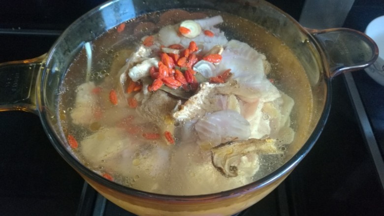 一鸡两吃之小公鸡三步走,加入净水至八分满,开火煮。