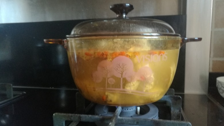一鸡两吃之小公鸡三步走,水开后换小火,闷煮半个小时。