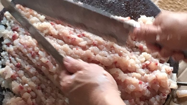 鱼肉丸,这是第二步,要剁碎
