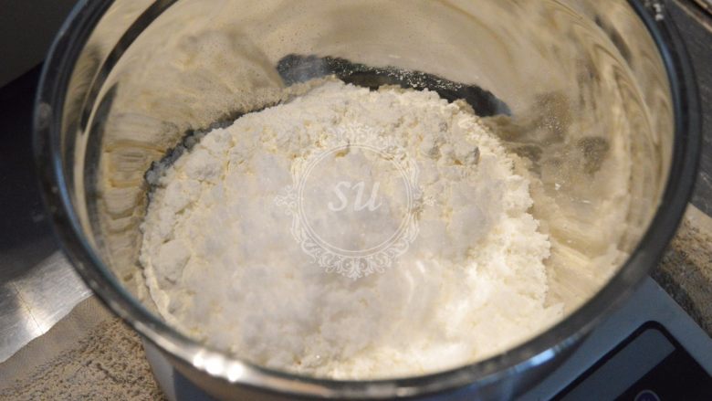 颜值与美味并存的千层蛋糕,加入砂糖和盐,混合均匀