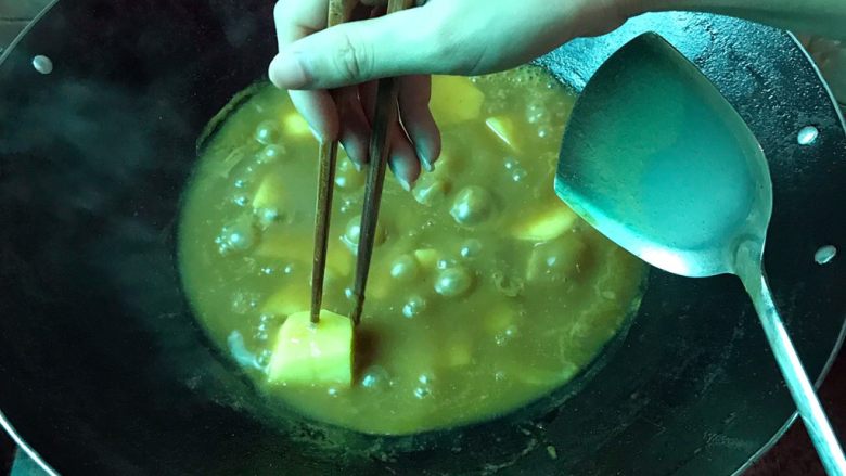 女友爱吃的咖喱土豆牛肉,看看土豆是否软了,咖喱汁是否稠