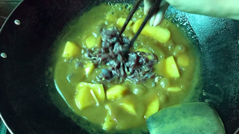 女友爱吃的咖喱土豆牛肉,放入事先腌制好的牛肉,和咖喱汁搅拌均匀