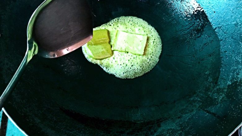 女友爱吃的咖喱土豆牛肉,热油,待油热以后放4块咖喱块