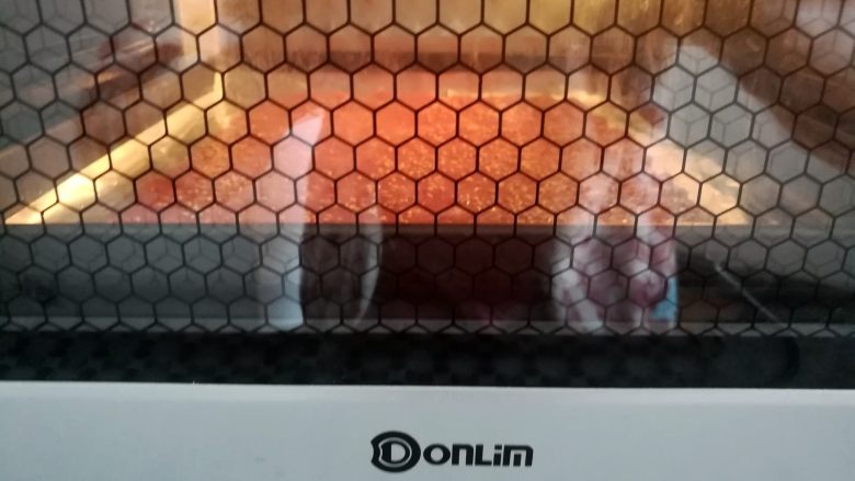 自制猪肉脯,烤盘放入烤箱底层上火150度,下火160度(其他烤箱放中层)烤35-40分钟