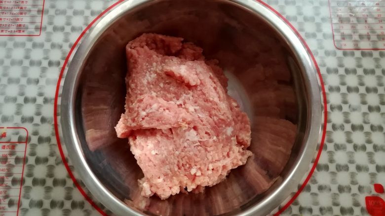 自制猪肉脯,再拿一只干净的盆子,把肉沫放进去