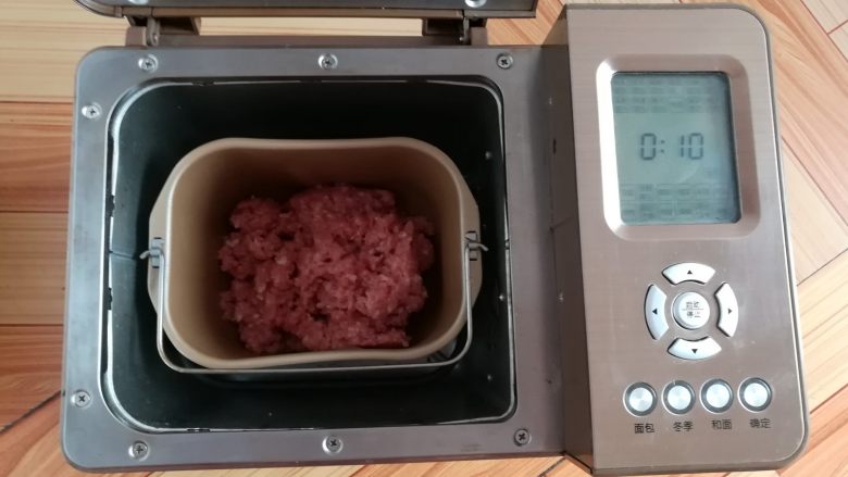自制猪肉脯,放入面包机,选择和面功能搅拌十分钟(没有面包机就用筷子同一个方向搅拌几分钟,让肉沫上筋一点)