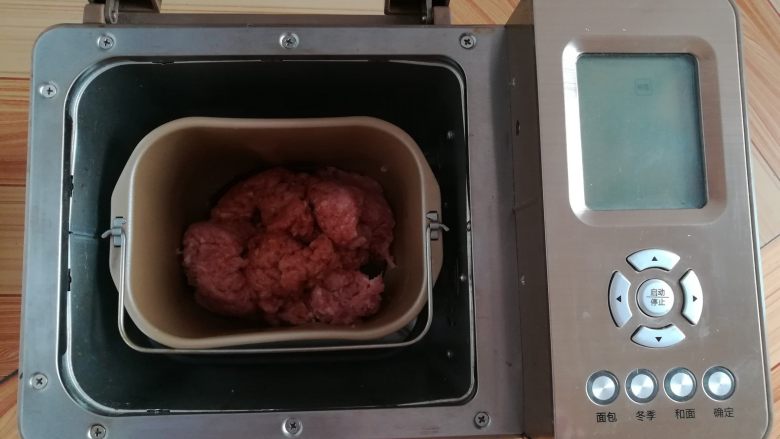 自制猪肉脯,搅拌5分钟后放入调味料,继续搅拌