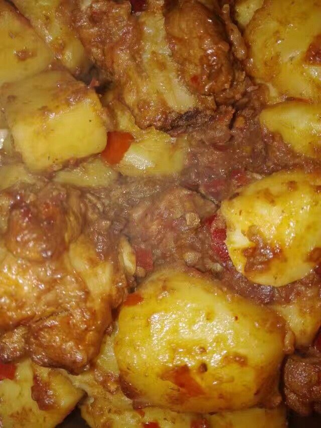 自家嘀土豆排骨,味道很鲜美喔！爽哒哒！