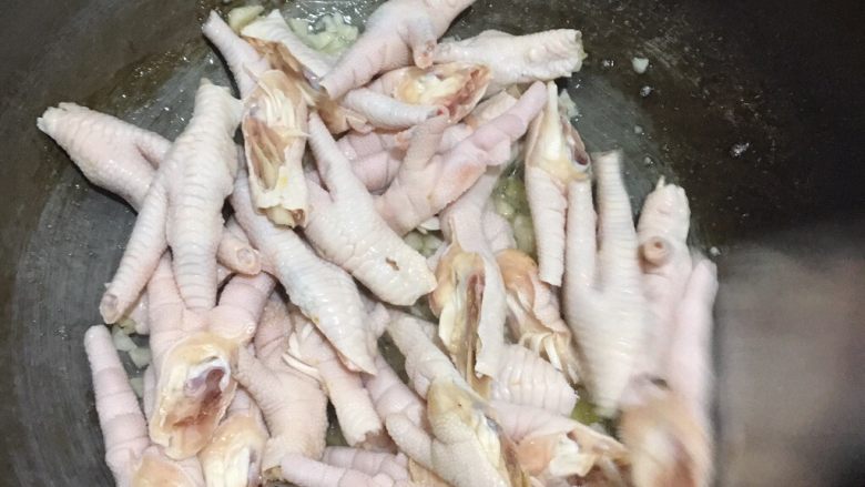 香辣鸡爪,接着倒入鸡爪翻炒 记得是小火