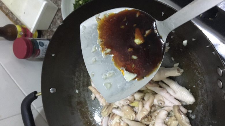 香辣鸡爪,接着倒入1比1比2的醋 酱油 老抽。老抽之所以比例是2 是因为调色后 鸡爪看起来比较有食欲