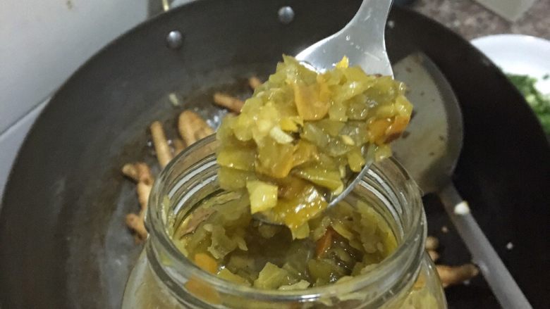 香辣鸡爪,觉得鸡爪翻炒的合适后 加入剁椒 根据个人口味决定多或少 鸡爪如果多就多放点 然后继续小火翻炒