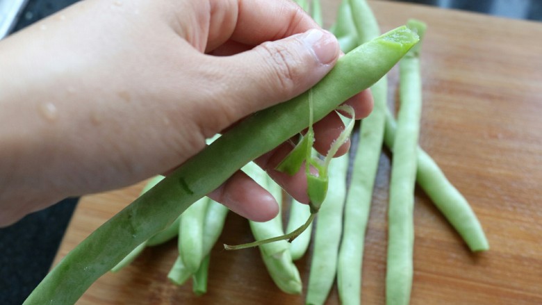 ≈肉沫四季豆≈超级下饭菜,把两头掰下来一点,去掉豆筋