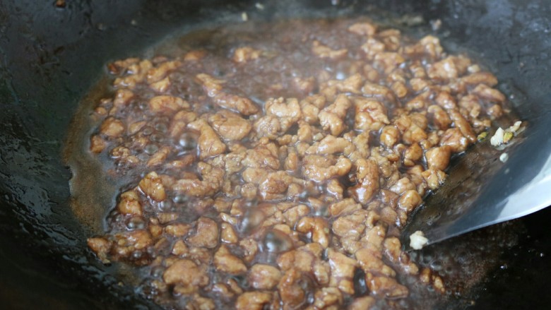 ≈肉沫四季豆≈超级下饭菜,锅内留底油,放入肉沫翻炒至变色,加入豆瓣酱和一丁点儿水