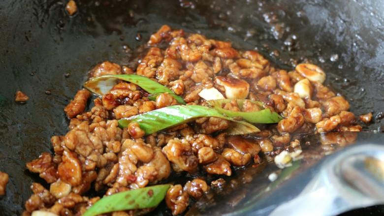 ≈肉沫四季豆≈超级下饭菜,加入大蒜,大葱翻炒出香味
