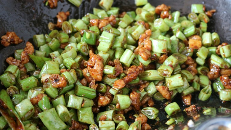 ≈肉沫四季豆≈超级下饭菜,接着倒入四季豆翻炒,快起锅时,加点盐,翻炒均匀即可出锅