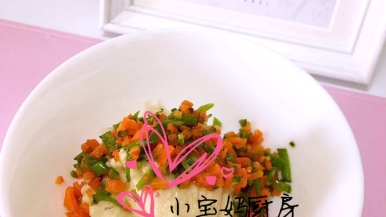 鸡肉丸子,肉泥加入炒好的荷兰豆、胡萝卜,搅拌均匀
