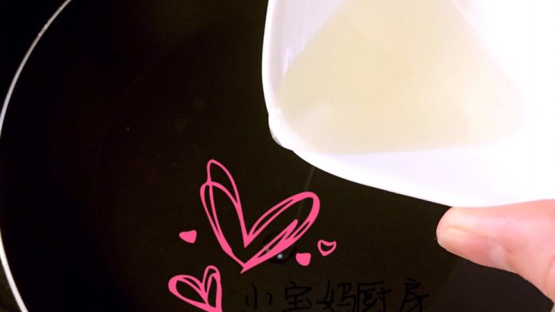 鸡肉丸子,不粘锅倒入少许牛油果油