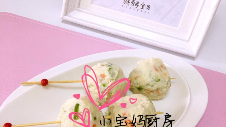 鸡肉丸子,煮熟的肉丸捞出