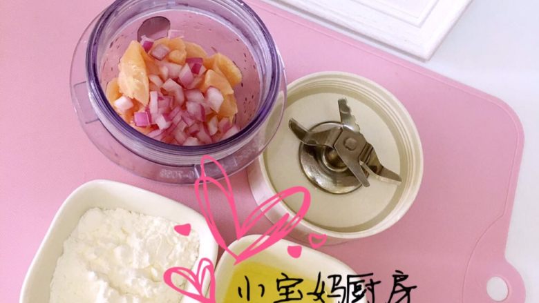 鸡肉丸子,鸡肉、<a style='color:red;display:inline-block;' href='/shicai/ 29'>洋葱</a>切丁