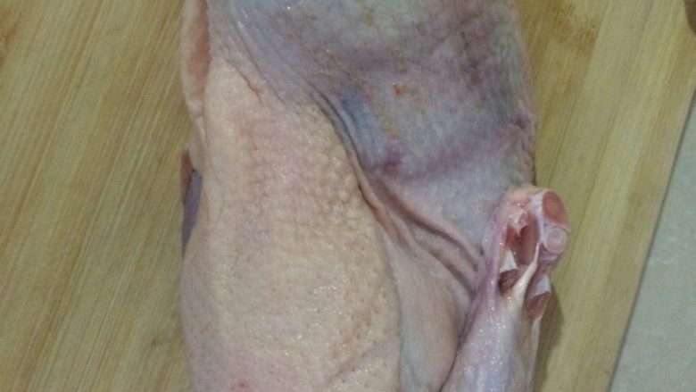 酸菜老鸭汤,鸭肉洗净,(把血水泡干净)