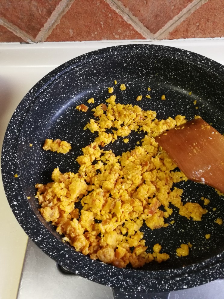 赛螃蟹裹饭,炒好蛋白,再热油翻炒蛋黄