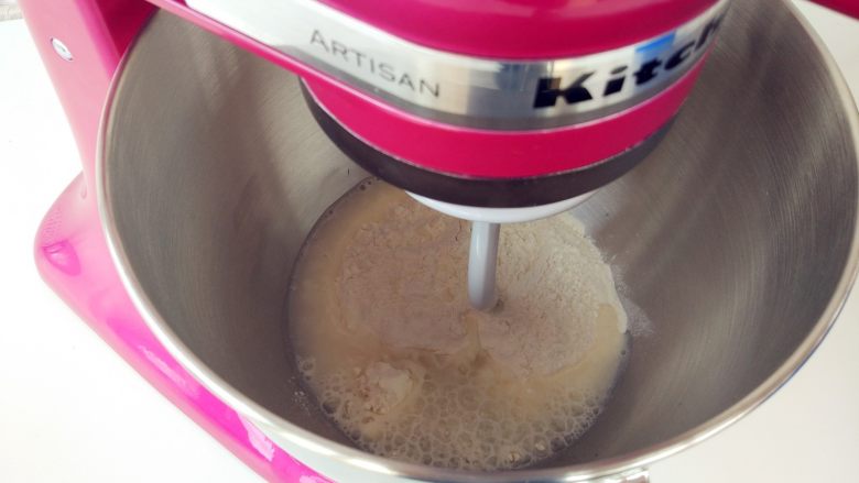烧麦灌香肠土豆丝饼套餐,将中筋粉与热水放入KitchenAid厨师机中,以4档搅拌成面团