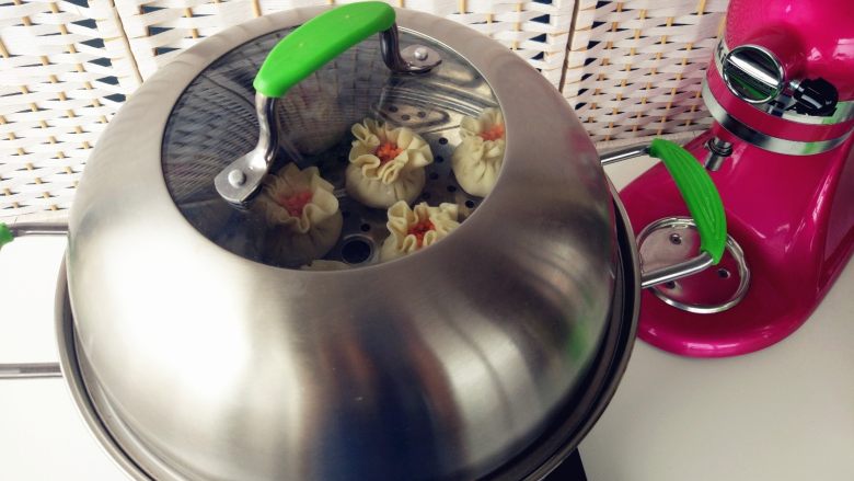 烧麦灌香肠土豆丝饼套餐,将包好的烧麦放入笼屉中,冷水入锅,水沸后大火蒸15-20分钟左右即可