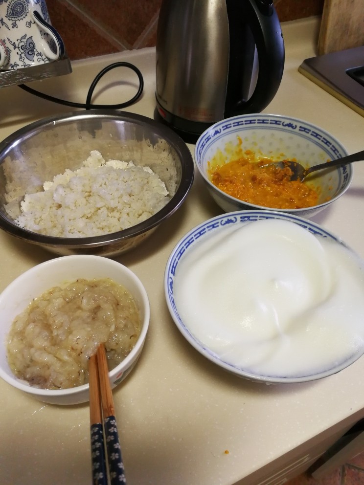 赛螃蟹裹饭,蛋黄,蛋清分离,干净容器(一定无油无水)将蛋清高速打至湿性发泡