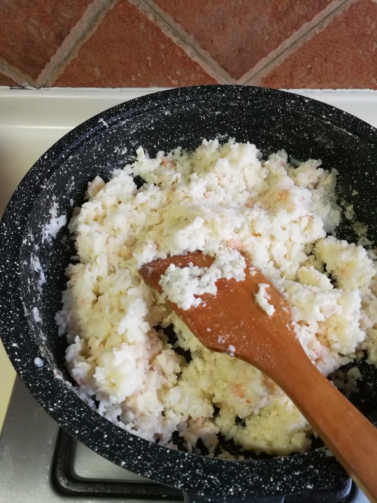 赛螃蟹裹饭,热油中火下蛋白糊迅速划炒,一定不要粘锅底,否则出品不好看