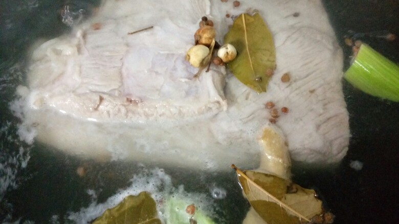 民间全味轩,冷水下锅煮肉，煮到没血水(有筷子戳一下看)，煮肉水留着