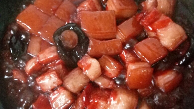民间全味轩,切好的肉放锅里，加煮肉水(不够加开水)，调盐，<a style='color:red;display:inline-block;' href='/shicai/ 756'>鸡精</a>，在放几片姜，两个<a style='color:red;display:inline-block;' href='/shicai/ 695'>八角</a>，冰糖，烧开后调小火，慢慢烧至肉糯烂，汤粘稠。