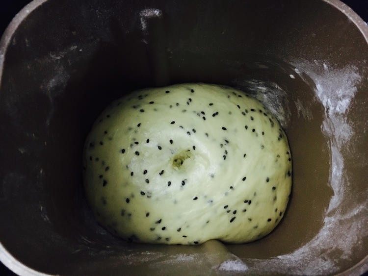 胖嘟嘟的面包棒,发酵面团2倍大,戳洞不回缩。