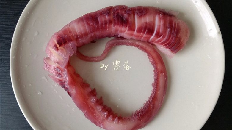 酱汁章鱼足,章鱼足切片;底部不切断;