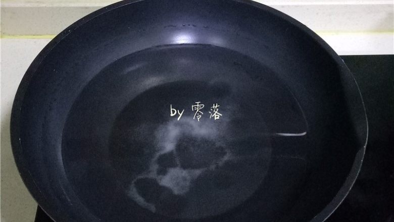 酱汁章鱼足,锅里倒入清水,调入适量盐,<a style='color:red;display:inline-block;' href='/shicai/ 718'>料酒</a>烧开;
