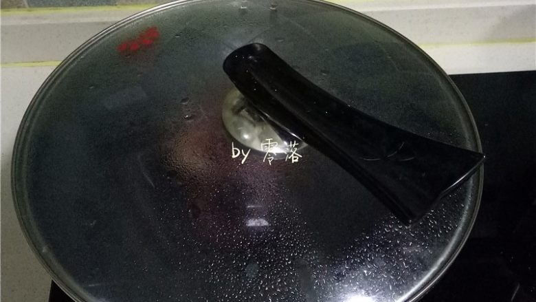 酱汁章鱼足,放入章鱼足焯水煮熟;