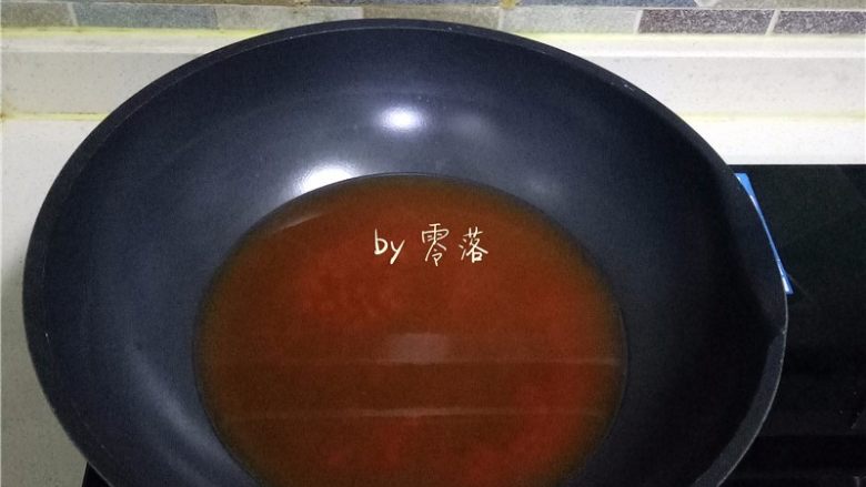 酱汁章鱼足,锅里倒入甜辣酱,调入适量清水烧开;