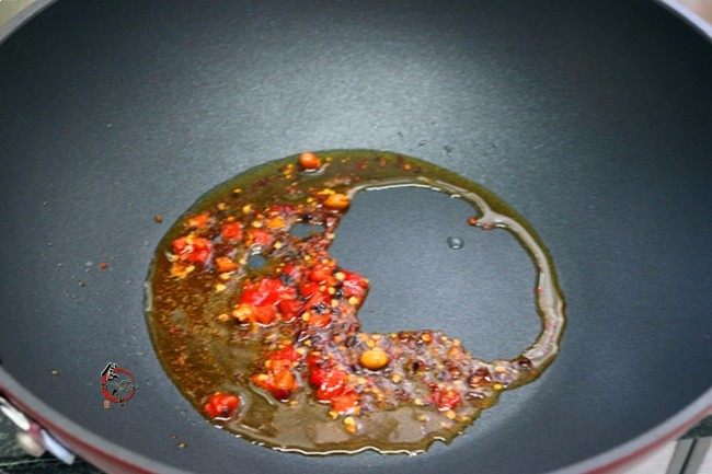 香辣下饭回锅肉,热锅,倒入适量油,下<a style='color:red;display:inline-block;' href='/shicai/ 705'>豆瓣酱</a>煸香