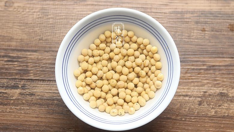 木瓜玉米大豆甜汤,大豆洗净泡水3小时以上备用;