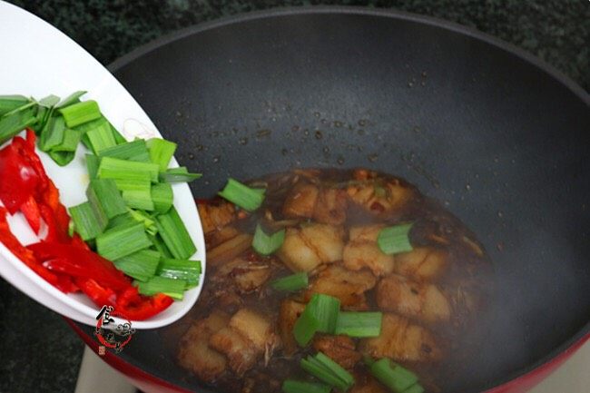 香辣下饭回锅肉,倒入蒜苗和辣椒，翻炒均匀即可