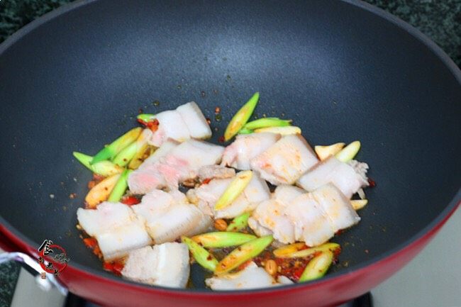 香辣下饭回锅肉,倒入煮熟的五花肉,大火煸炒出油脂