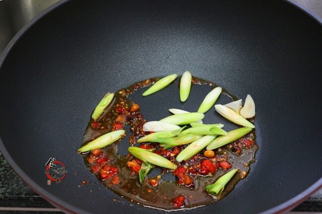 香辣下饭回锅肉,倒入蒜梗部分煸炒出香味