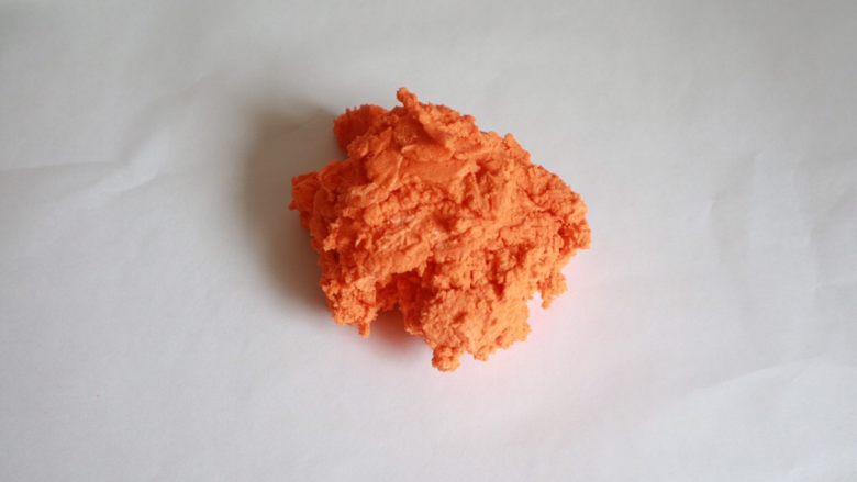 超萌胡萝卜小饼干(芝士口味),把面团转移到油纸上