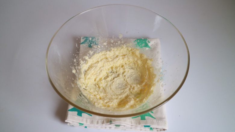 超萌胡萝卜小饼干(芝士口味),用打蛋器大至搅打至颜色稍许变浅