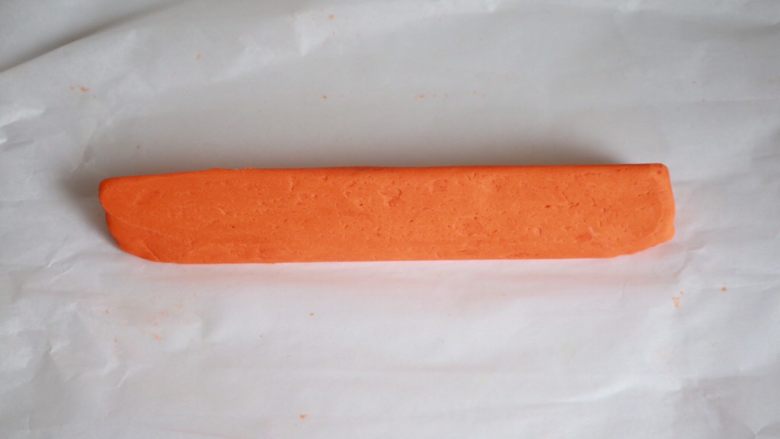 超萌胡萝卜小饼干(芝士口味),拿出冷冻好的知识面团 切成大约7毫米的厚片