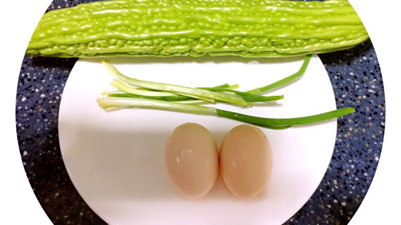 苦瓜炒蛋,准备食材,洗干净