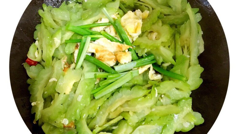 苦瓜炒蛋,放入煎好的鸡蛋翻炒,最后放入葱叶翻炒2-3下就可以了