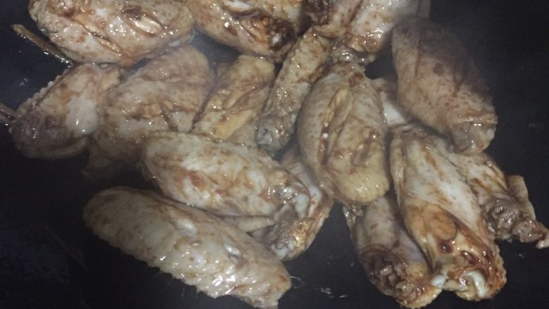 可乐鸡翅,然后把鸡翅放进去爆炒一下加点老抽酱油