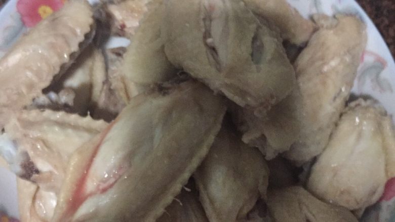 可乐鸡翅,煮完后用冷水把那些血水沫洗干净放旁边备用