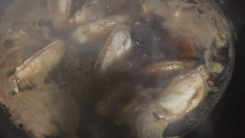 可乐鸡翅,大火煮开，关小火煮25分钟